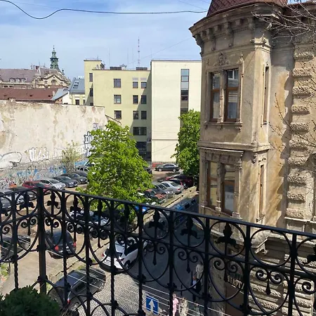 5 дві кім ізольовані і кухня- студія з балконом тиха центр Apartmán *
