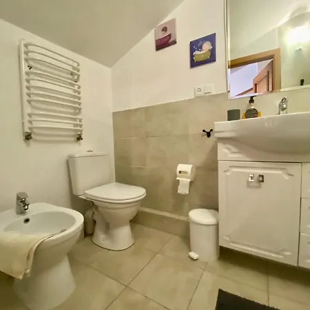 Lvapart вул руданського2 кім ізол і кух студія з балконом центр не далеко від ж д вок звітні документи