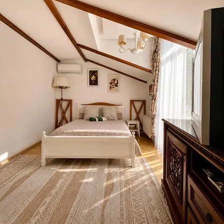 Appartement 5 дві кім ізольовані і кухня- студія з балконом тиха центр *